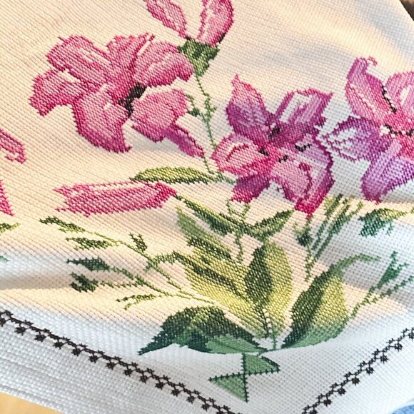 Vintage Cross Stitch embroidered Floral Purple Lilac Ivory Tablecloth - Picture 3 of 9